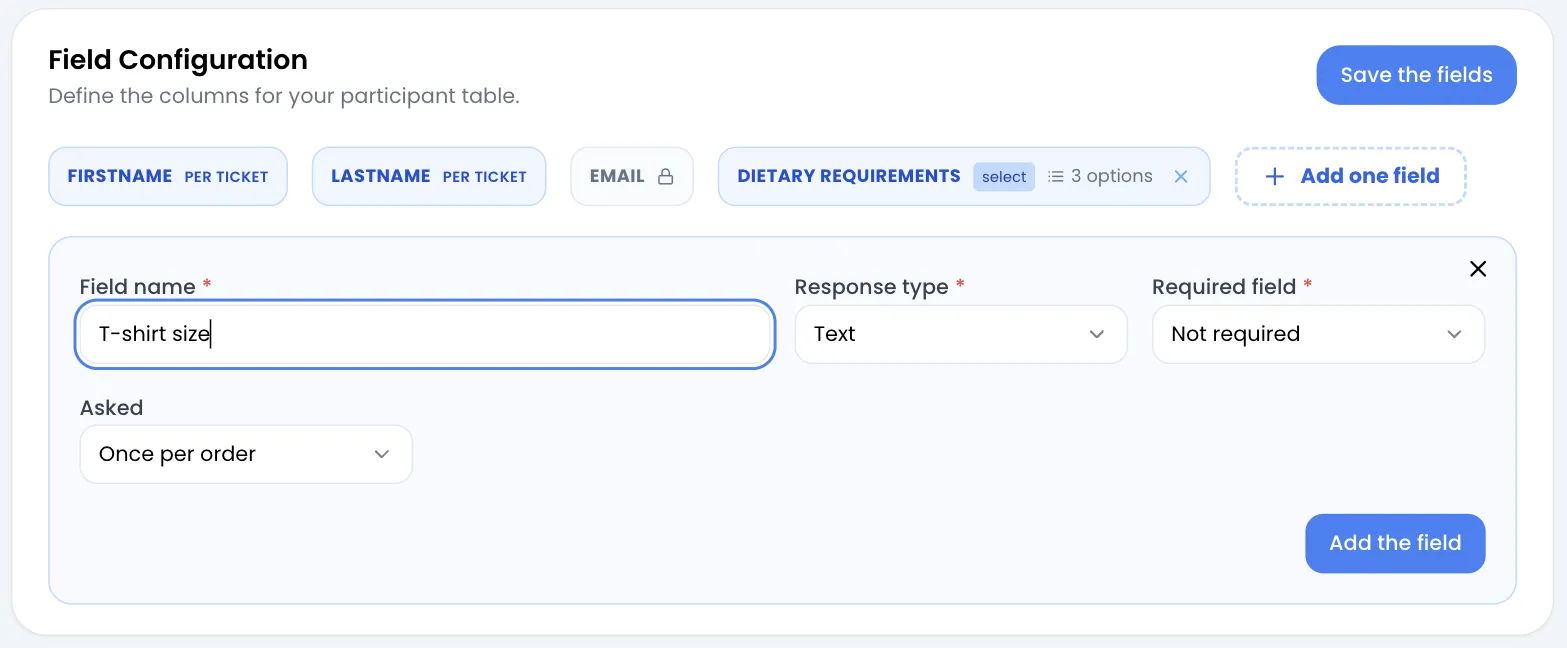 Tarjeta «Field Configuration»: FIRSTNAME y LASTNAME marcados PER TICKET, EMAIL con un candado, un campo DIETARY REQUIREMENTS de tipo select con 3 opciones y, debajo, el formulario de añadir abierto: «Field name» «T-shirt size», «Response type» Text, «Required field» Not required, «Asked» «Once per order» y el botón «Add the field»