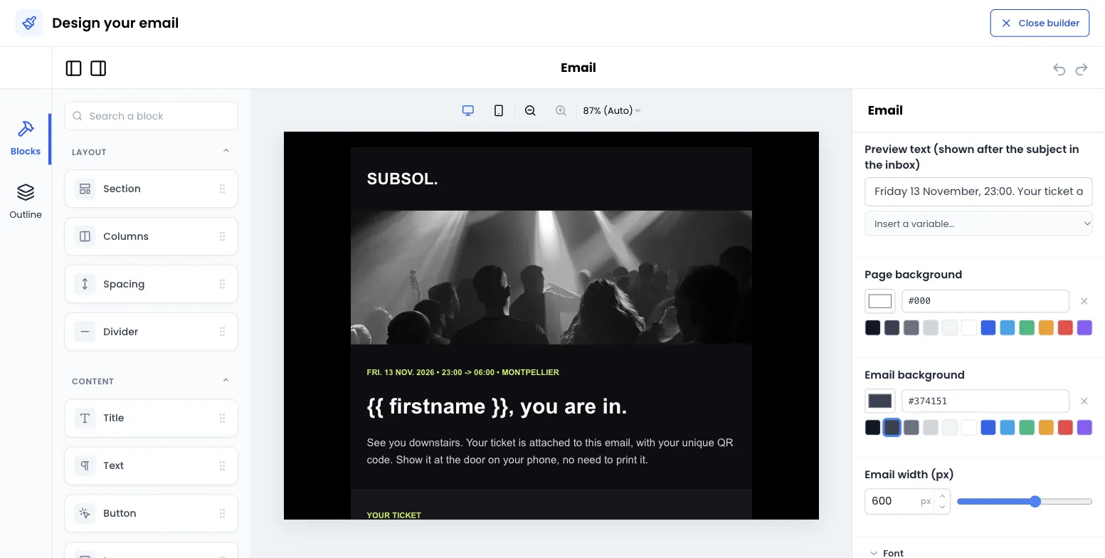 Editor a pantalla completa «Design your email»: a la izquierda la lista de bloques agrupados en Layout y Content con el campo Search a block; en el centro el email de invitación de SUBSOL (logo, foto, título «{{ firstname }}, you are in.»); a la derecha los ajustes del email (Preview text, Page background, Email background, Email width 600 px); arriba a la derecha el botón Close builder