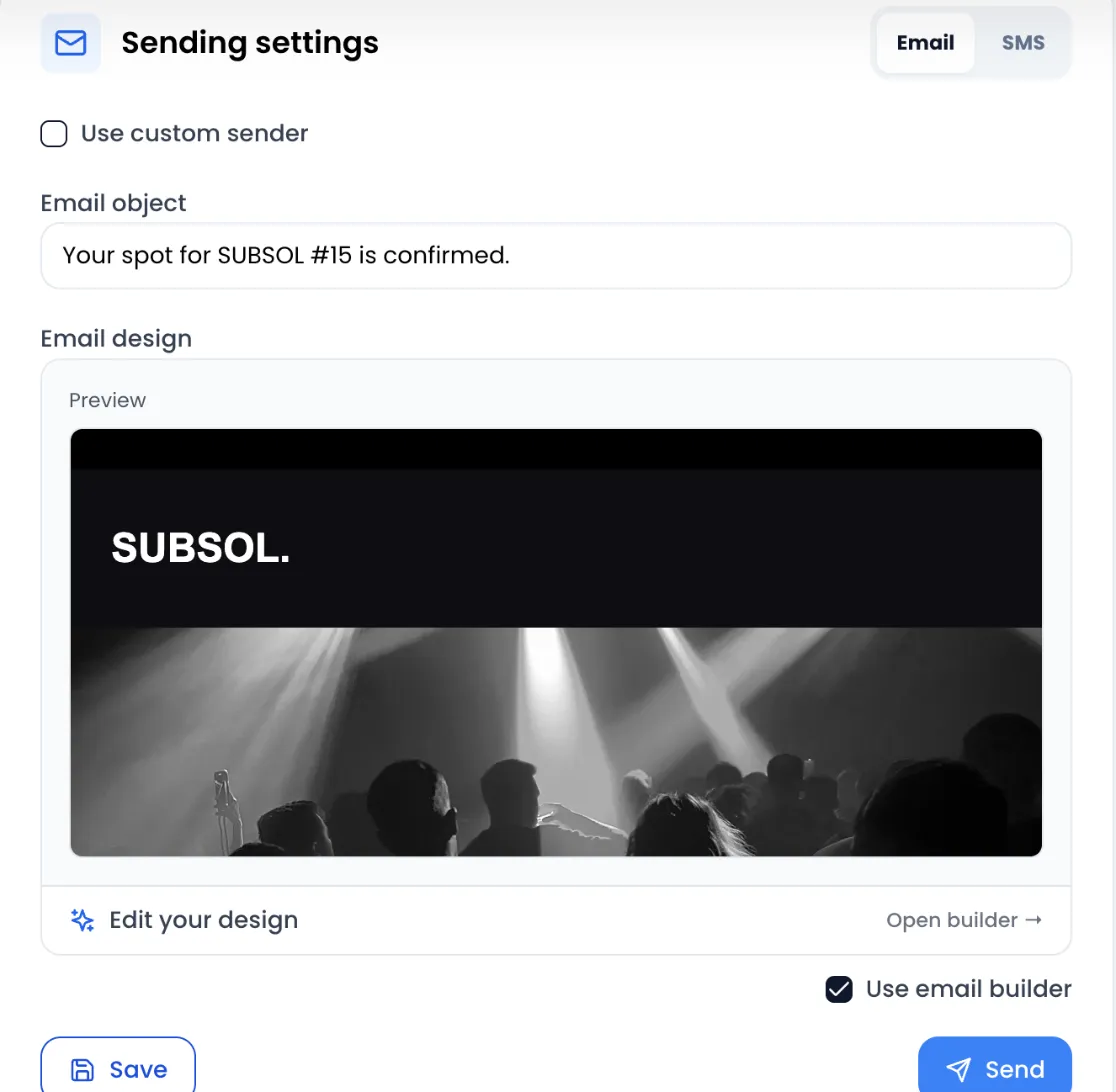 Tarjeta «Sending settings» en «Email»: casilla «Use custom sender» sin marcar, «Email object» «Your spot for SUBSOL #15 is confirmed.», bloque «Email design» con la vista previa del correo (logo SUBSOL. y foto de público) y el enlace «Open builder», casilla «Use email builder» marcada y los botones «Save» y «Send»