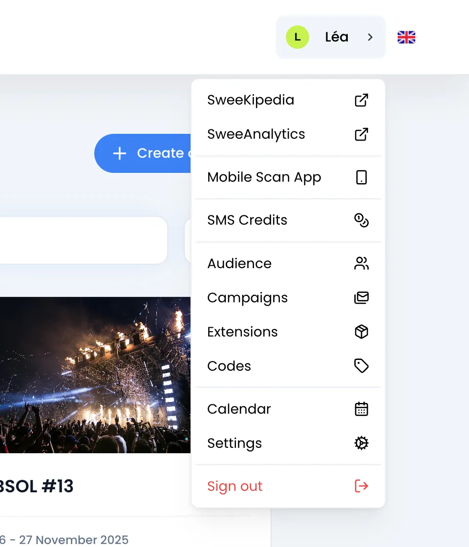 Menú de la cuenta abierto bajo el nombre Léa, con las opciones SweeKipedia, SweeAnalytics, Mobile Scan App, SMS Credits, Audience, Campaigns, Extensions, Codes, Calendar, Settings y Sign out en rojo